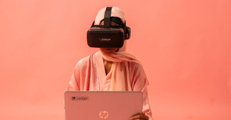 הדרכת עובדים ב-VR ו-AR בתעשייה: עלות ויתרונות