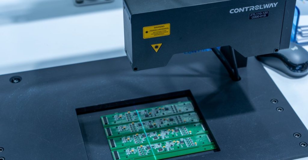 חיישני IoT תעשייתיים: איך מנטרים מכונות וכמה עולה